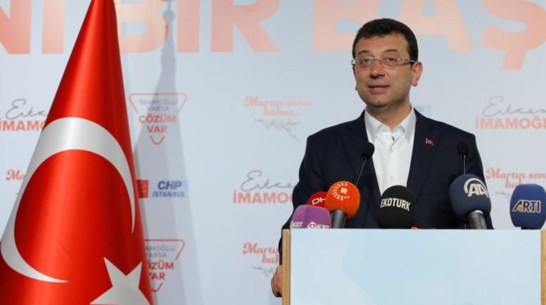 Ιμάμογλου: Κόβει τη χρηματοδότηση στα φιλοκυβερνητικά ιδρύματα