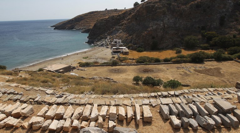 Ο Σταύρος Ξαρχάκος στο αρχαίο θέατρο της Καρθαίας