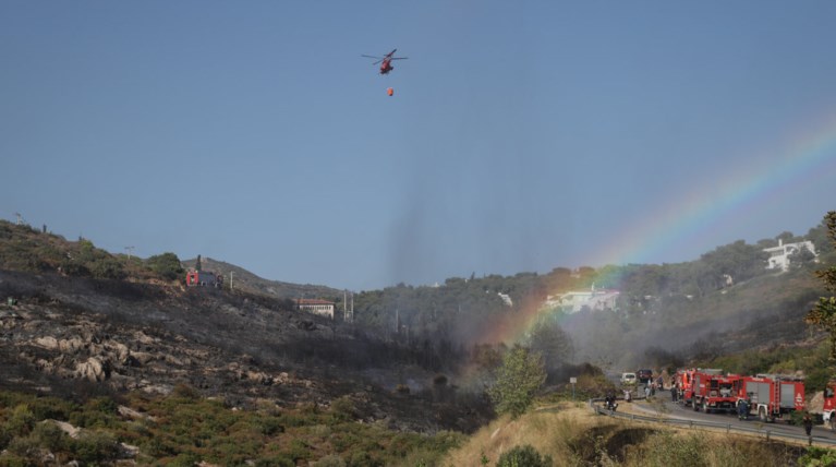 Εικόνες από τη φωτιά στην Πεντέλη