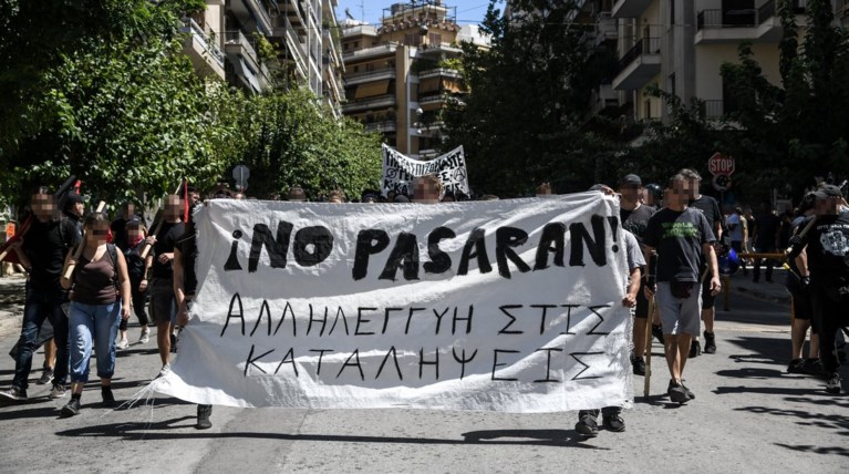 Εξάρχεια: Επίθεση με μολότοφ σε διμοιρία των ΜΑΤ στην Τοσίτσα