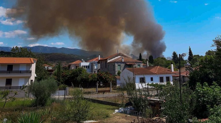 Μεγάλη φωτιά στη Φωκίδα - Εκκενώθηκε προληπτικά χωριό