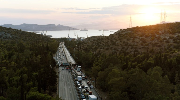 Οι πρώτες εικόνες από το τροχαίο στη Λεωφ. Αθηνών
