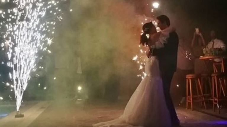 Η Κρυσταλλία παντρεύτηκε στην Αίγινα με άμαξα & υπέροχο νυφικό