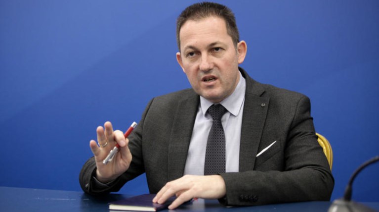 Πέτσας: Το «σχέδιο» μείωσης πλεονασμάτων του ΣΥΡΙΖΑ, δεν το γνώριζε η ΕΕ