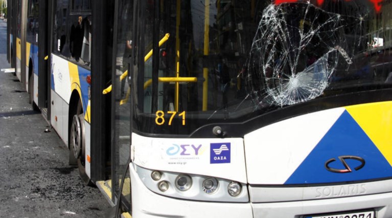 Σοβαρό τροχαίο με λεωφορείο του ΟΑΣΑ στο Μενίδι - Τραυματίας ο οδηγός