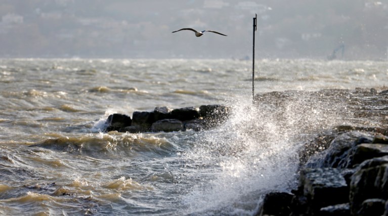 Βροχές στα ορεινά, άνεμοι ως 8 μποφόρ στο Αιγαίο