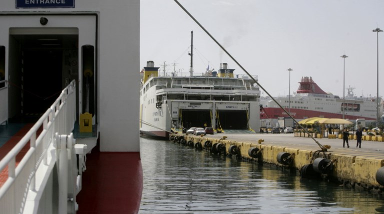 Έπεσε ΙΧ στο λιμάνι του Πειραιά, σώοι οι δύο επιβάτες