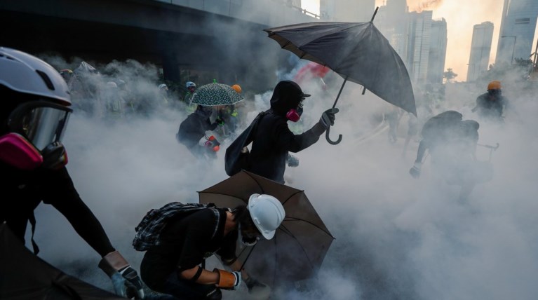 Νέα βίαια επεισόδια στο Χονγκ Κονγκ: Μολότωφ και τούβλα