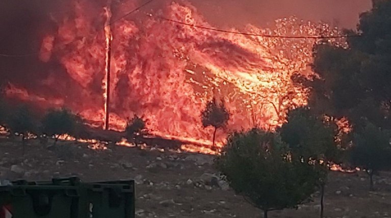 Ολονύχτια μάχη με τις φλόγες και τον άνεμο σε Ζάκυνθο και Λουτράκι