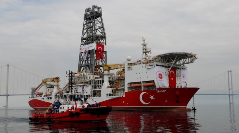 Κυπριακή ΑΟΖ: Αποχώρησε και περιμένει εντολές το «Γιαβούζ»