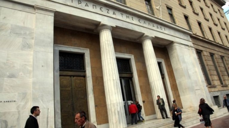Bloomberg: Η Ελλάδα δίνει 9 δισ.€ στις τράπεζες να μειώσουν το κακό χρέος
