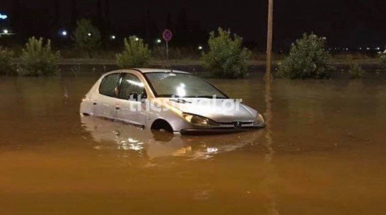 Χαλάζι στα Τρίκαλα, καταρακτώδεις βροχές στη Θεσσαλονίκη