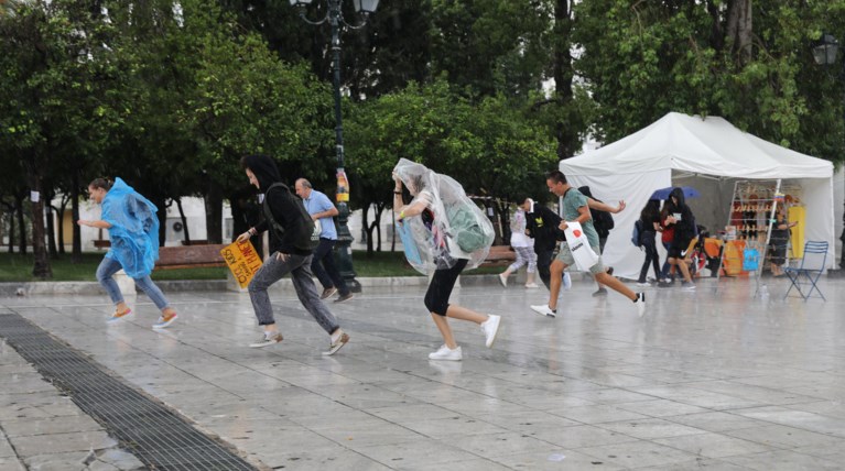 Βροχές, νέα πτώση στις θερμοκρασίες και θυελλώδεις άνεμοι στο Αιγαίο
