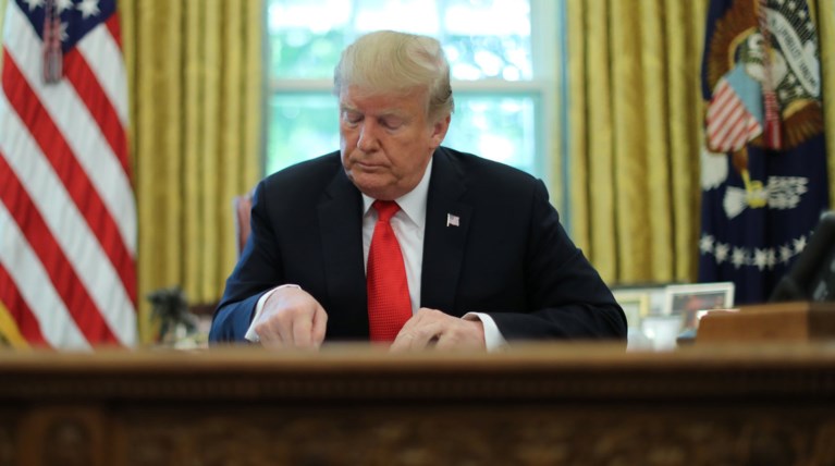 Επιβολή κυρώσεων σε βάρος της κεντρικής τράπεζας του Ιράν από τον Τραμπ