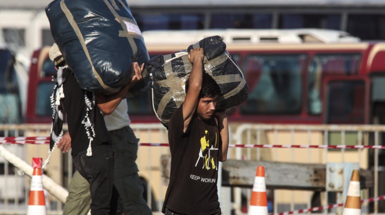 Κορινθος: Αντιπροσωπεία ΣΥΡΙΖΑ στο στρατόπεδο που μεταφέρθηκαν πρόσφυγες