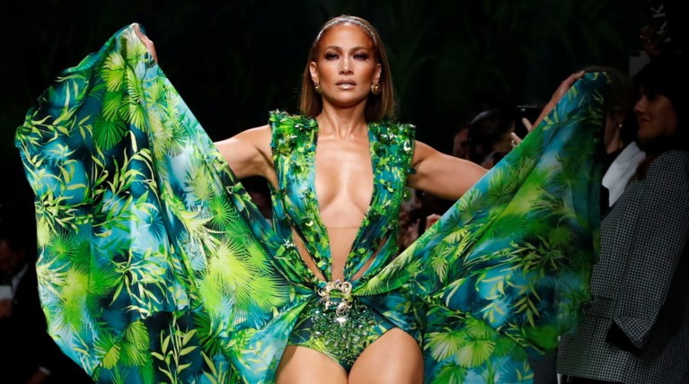 J Lo: Καλύτερα στα 50 παρά στα 30! Τόλμησε να φορέσει το ίδιο iconic ρούχο