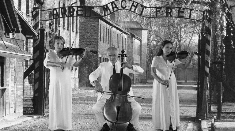 Ο Νίκος Μαστοράκης επιστρέφει με μια τολμηρή παράσταση