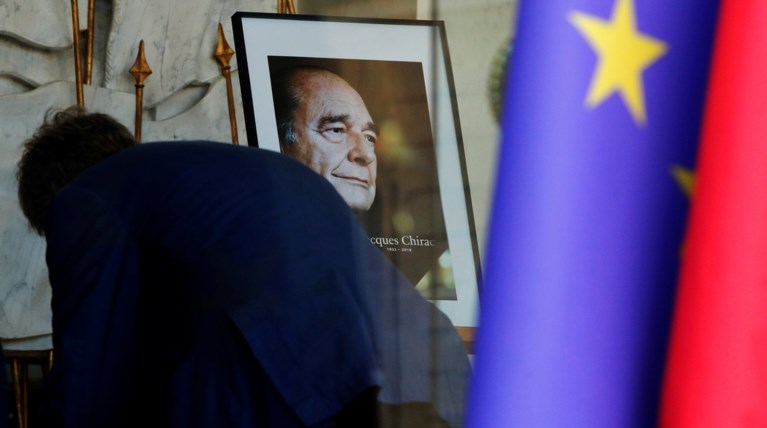 Λαϊκό προσκύνημα για τον πρώην πρόεδρο Ζακ Σιράκ στο Παρίσι