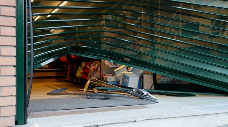 Εισέβαλαν με ΙΧ σε μανάβικο- Εβγαλαν και όπλο