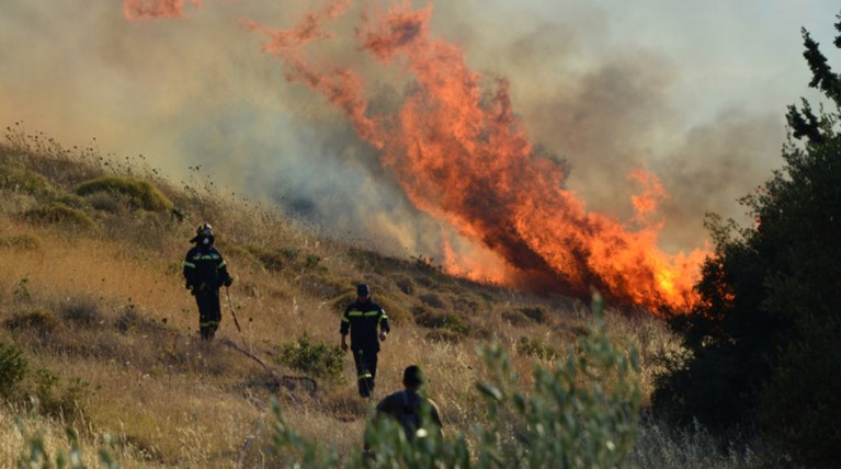 Ρέθυμνο: Σε εξέλιξη η φωτιά στην περιοχή Τρία Μοναστήρια