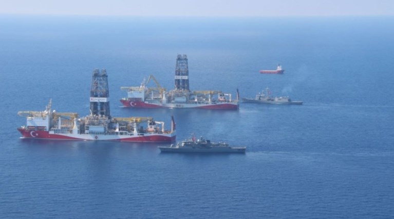 Φρεγάτες, υποβρύχια, τορπιλάκατοι, ντρόουνς συνοδεύουν Φατίχ & Γιαβούβ