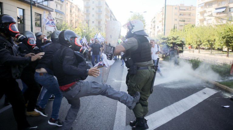 Χημικά και συμπλοκές στην πορεία του ΠΑΜΕ στο κέντρο της Αθήνας