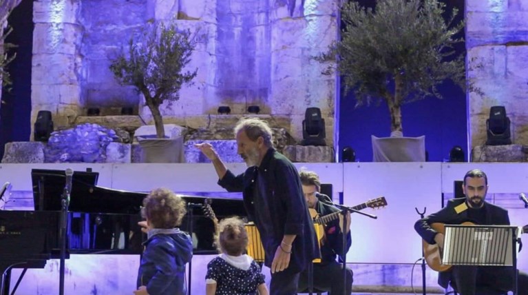 Δείτε τα δίδυμα του Σ. Ξαρχάκου που ανέβηκαν στη σκηνή