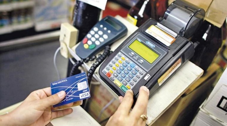 Υποχρεωτική δαπάνη με πλαστικό χρήμα το 30% του εισοδήματος