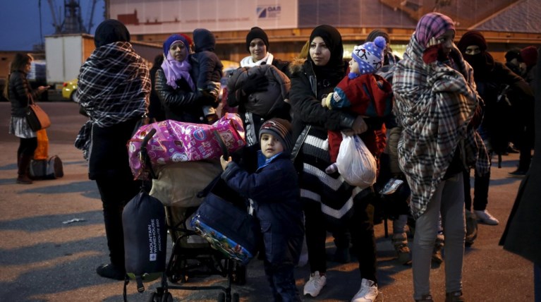 Στον Πειραιά μεταφέρθηκαν 500 πρόσφυγες από τη Σύμη
