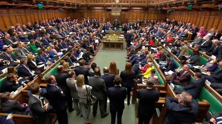 Βρετανία: Το παιχνίδι των αλληλοκατηγοριών στην πολιτική σκηνή