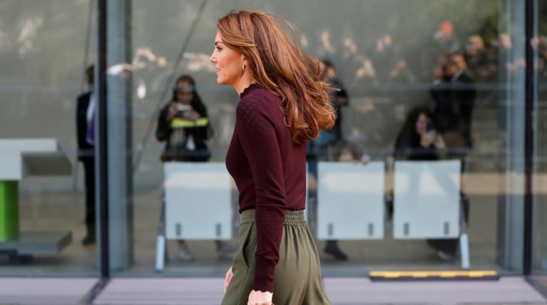Σαν fashionista με παντελόνα και πουλόβερ η Κέιτ Μίντλετον στο Λονδίνο