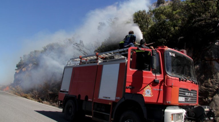 Φωτιά  κοντά στον προαστιακό στο Κορωπί