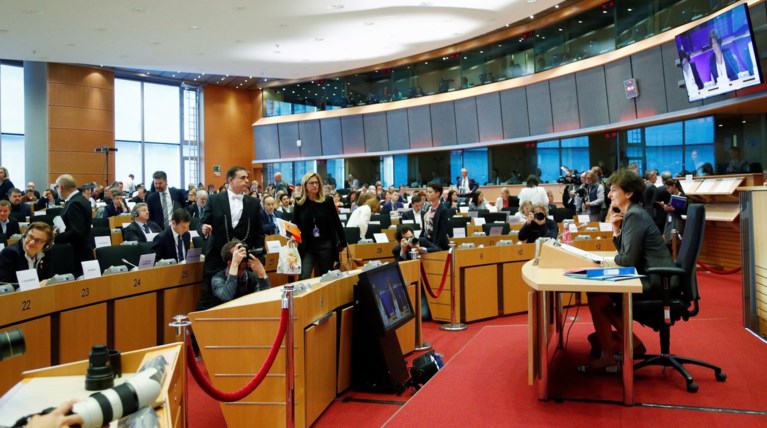 Γαλλία: Η απόρριψη της Γκουλάρ συνιστά θεσμική κρίση στην ΕΕ