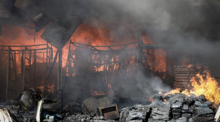 Υπό έλεγχο η φωτιά στο κατάστημα στο Κορωπί