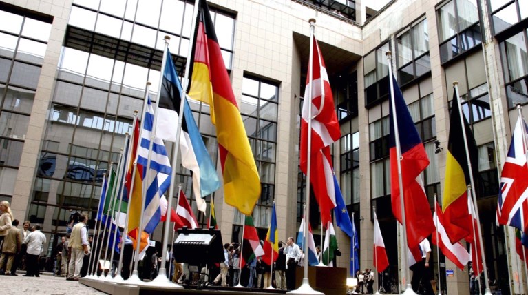 Το Παρίσι βάζει στην αναμονή Β. Μακεδονία και Αλβανία