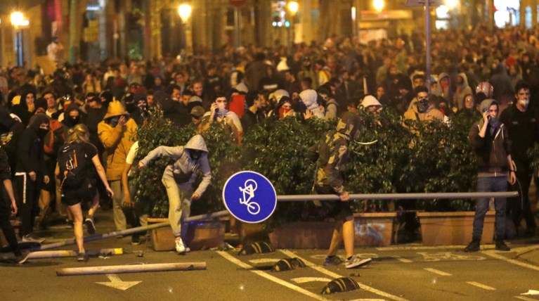 Τρίτη νύχτα άγριων επεισοδίων στη Βαρκελώνη (φωτό)