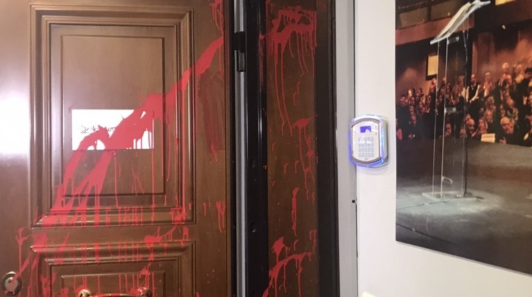 Εισβολή Ρουβίκωνα στο πολιτικό γραφείο του Βασ. Κικίλια - Εικόνες