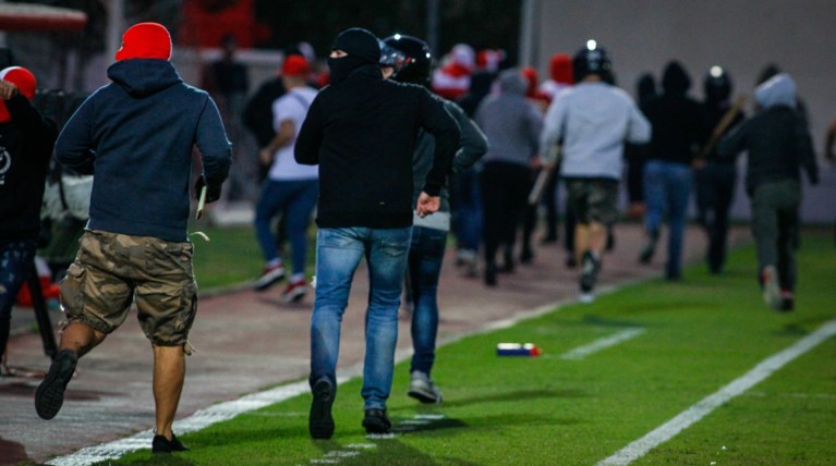 Εισβολή κουκουλοφόρων στον αγώνα νέων Ολυμπιακού-Μπάγερν: 4 τραυματισμοί