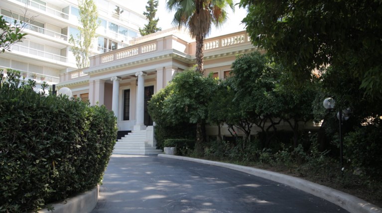 Συνάντηση Μητσοτάκη με τραπεζίτες για τις υπερβολικές χρεώσεις