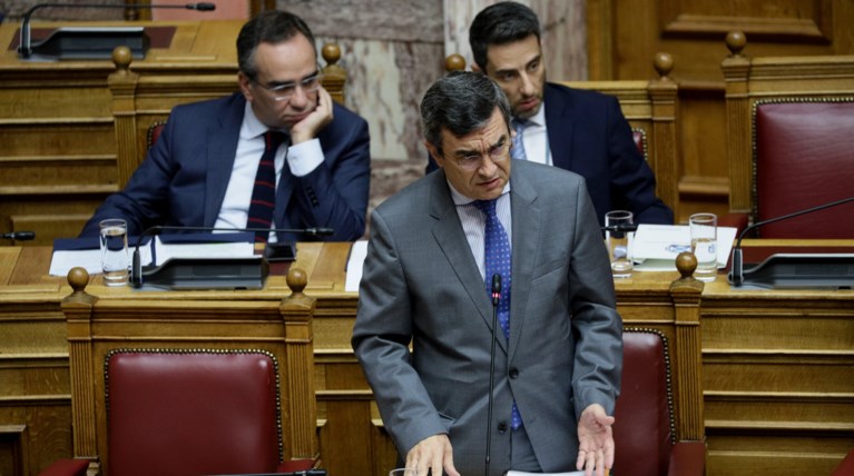 Εξηγήσεις Οικονόμου στη Βουλή για την παρέμβαση της ΕΛΑΣ στο "Τζόκερ"