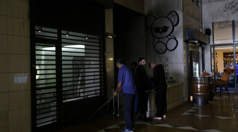 Πυρκαγιά σε κλαμπ στην Πανεπιστημίου- Σώοι οι 200 θαμώνες