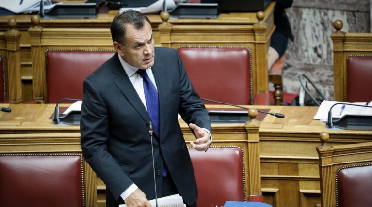Στο νοσοκομείο ο υπουργός Εθνικής Άμυνας - Τον τσίμπησε μέλισσα