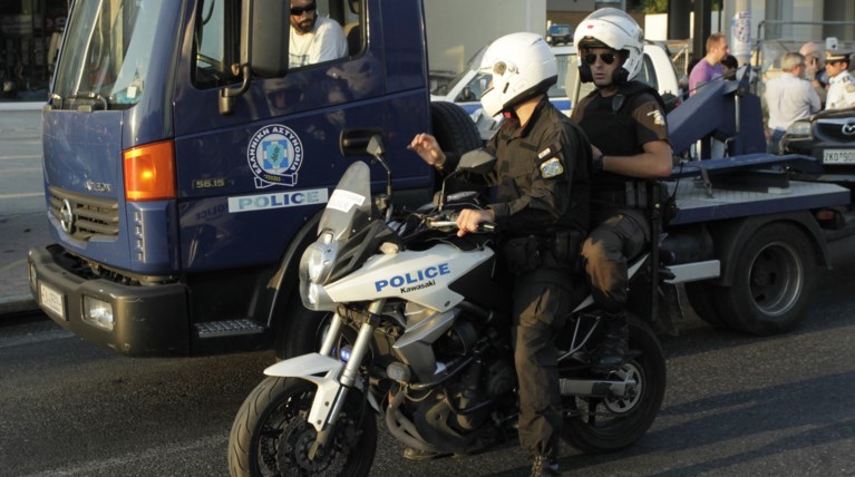 Μαχαίρωσαν στο χέρι μέλος της ΚΝΕ και του ΚΚΕ στο Γέρακα