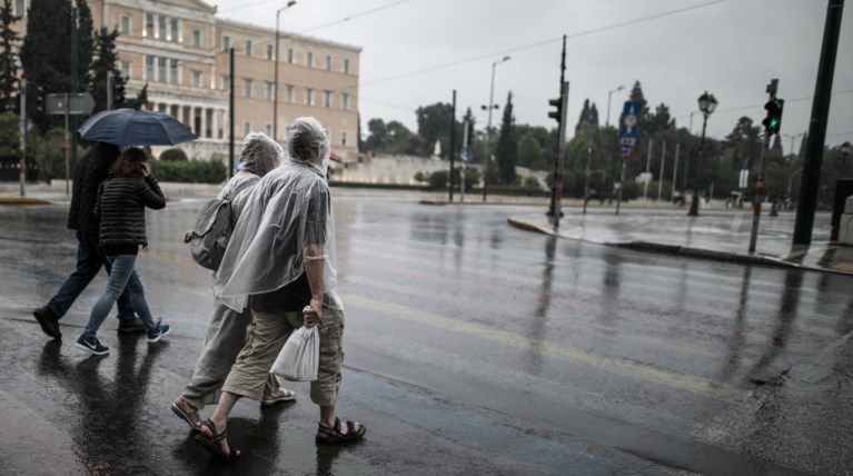 Προβλήματα στους δρόμους από την έντονη βροχόπτωση στην Αττική