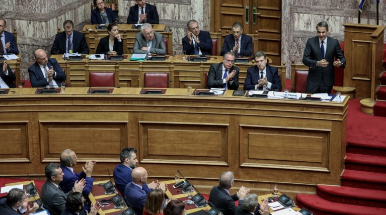 Σκληρή κόντρα Τσίπρα-Μητσοτάκη στη Βουλή με βαριές εκφράσεις
