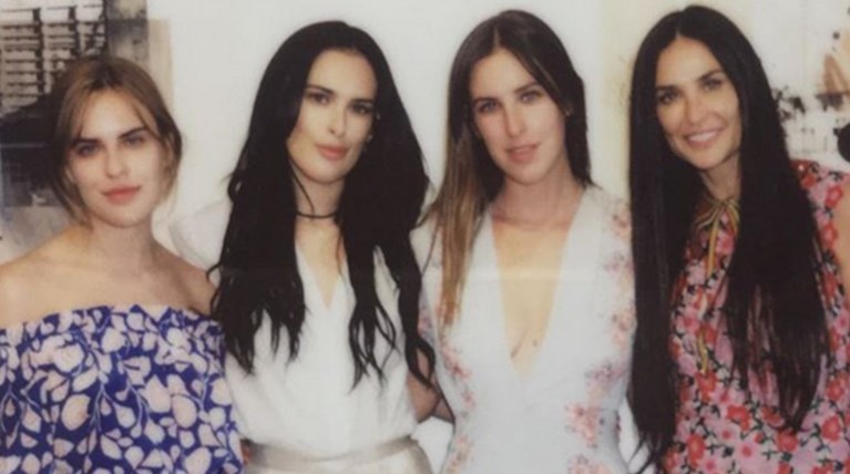 Οι κόρες της Ντ. Μουρ για τις εξαρτήσεις: Ηταν σα να εμφανιζόταν ένα τέρας