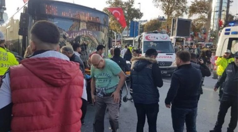 Πανικός στην Κωνσταντινούπολη - Λεωφορείο έπεσε σε στάση (βίντεο)