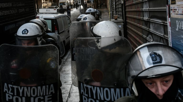Εκκένωση της κατάληψης Βανκούβερ - Τραυματίας αστυνομικός στα Εξάρχεια