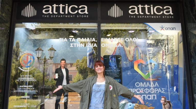 Ομάδα Προσφοράς ΟΠΑΠ: Η Συνατσάκη διακοσμεί βιτρίνα στο attica City Link