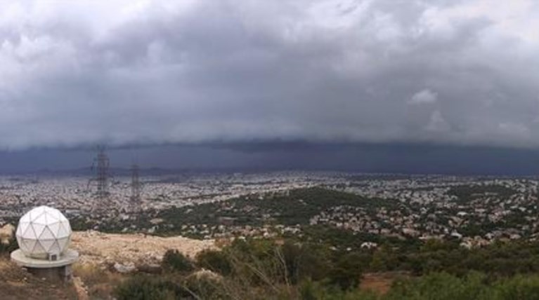 Meteo: Εντυπωσιακές εικόνες του self cloud πάνω από την Αττική